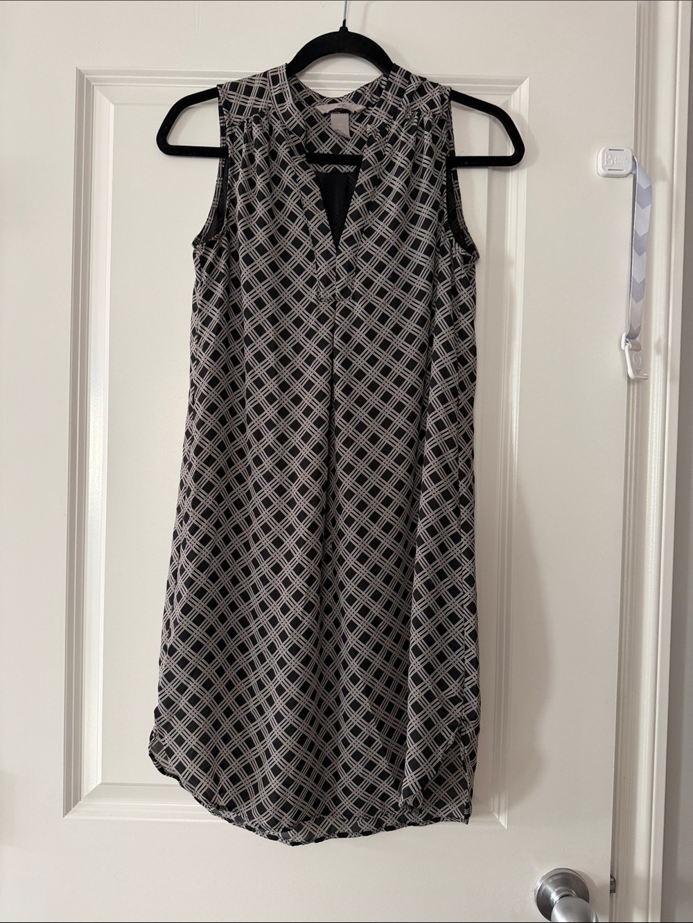 H&M Black and White Sleeveless Geometric Midi Dress